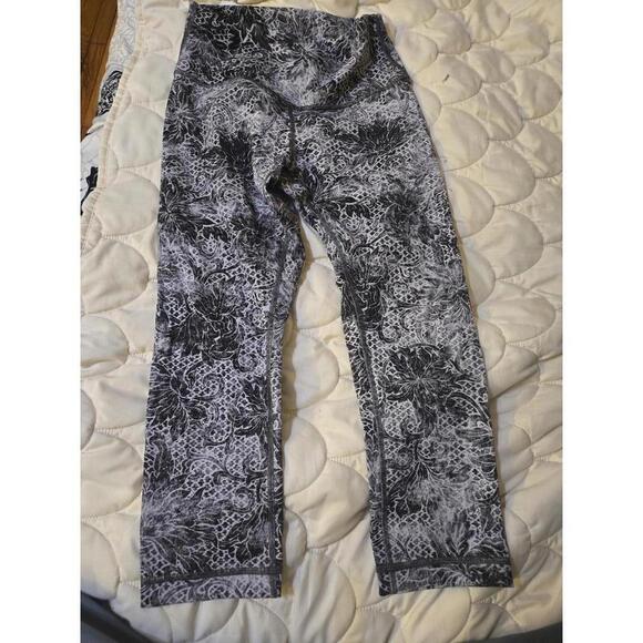 Pants - Lululemon Women's Printed capri Leggings Size 6